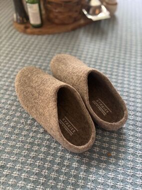 Kyrgies Classic Oatmeal Slippers 39 EU | 8.5/9